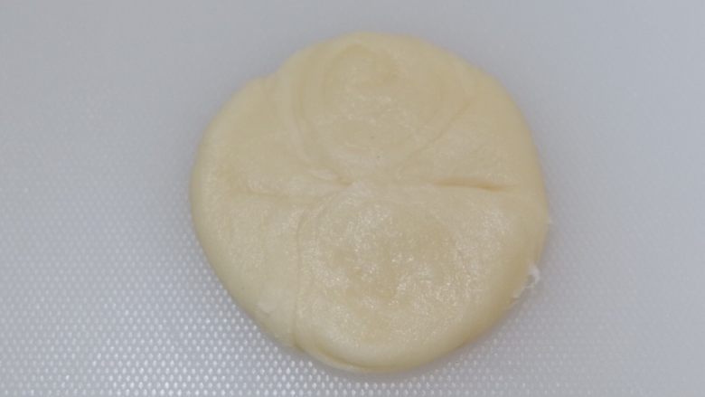 紫米老婆饼(不用醒面,不用揉出膜),用掌心压扁,把最外面一圈擀的薄一点