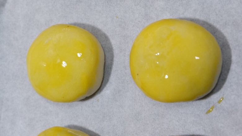 紫米老婆饼(不用醒面,不用揉出膜),表面刷两遍蛋黄液