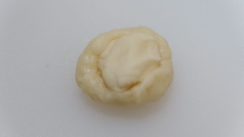 紫米老婆饼(不用醒面,不用揉出膜),取一块油皮包入油酥收口