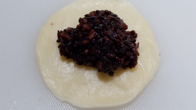 紫米老婆饼(不用醒面,不用揉出膜),取30g紫米馅