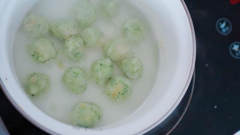 宝宝辅食之西兰花虾丸,光滑后的丸子直接放入沸水煮,继续制作直到全部做好