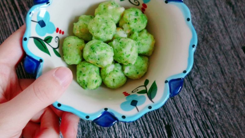 宝宝辅食之西兰花虾丸,为了防止不熟,丸子漂上来再煮五分钟即可