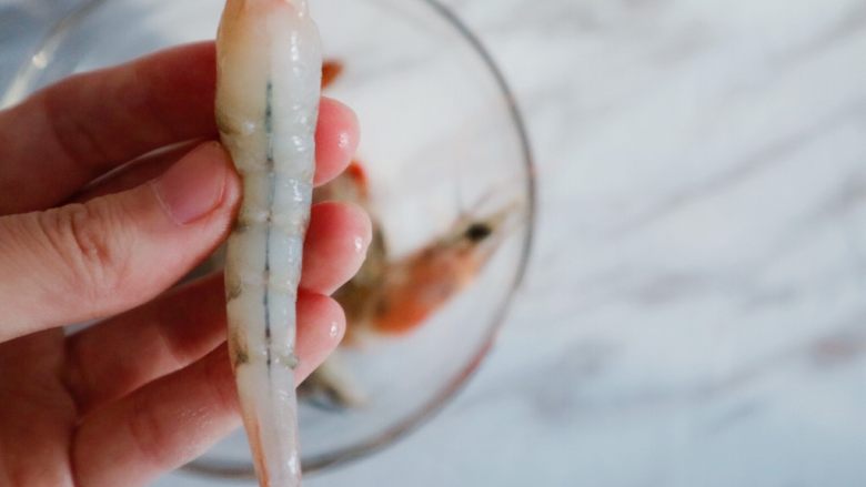 宝宝辅食之西兰花虾丸,去头后去皮,然后去两旁的虾线,我们可以用牙签将两面的虾线去除