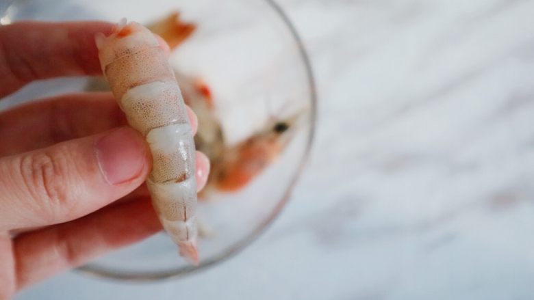 宝宝辅食之西兰花虾丸,背部虾线不明显,用牙签挑开里面会发现,挑出去即可