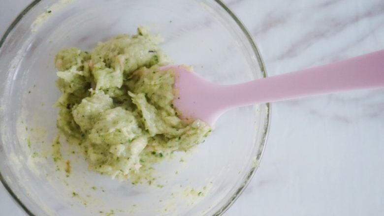 宝宝辅食之西兰花虾丸,搅拌好的如图,这个时候准备一个锅,等水沸
