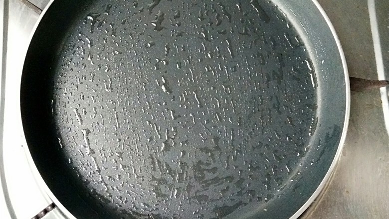 做饼+煎饼果子,平底锅刷一层薄油,预热一下。