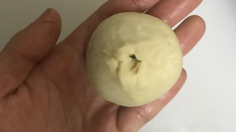 紫米老婆饼(不用醒面,不用揉出膜),包入馅料,用虎口往上推,收紧口,去掉多余的面团