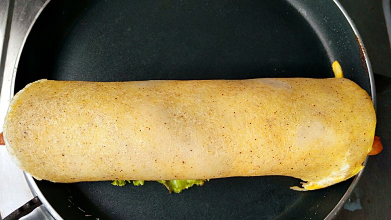 做饼+煎饼果子,卷起,这是我大山东正宗杂粮煎饼。