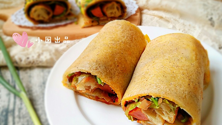 做饼+煎饼果子,切开。我大山东的杂粮煎饼配大葱是一绝!