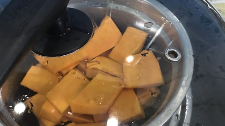 美味南瓜饼,开火蒸10~15分钟