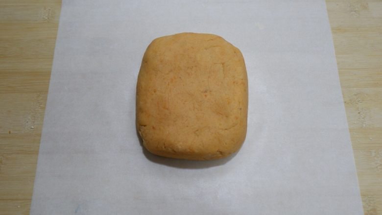 红薯芝麻脆饼,整形成长方形,放在油纸上。