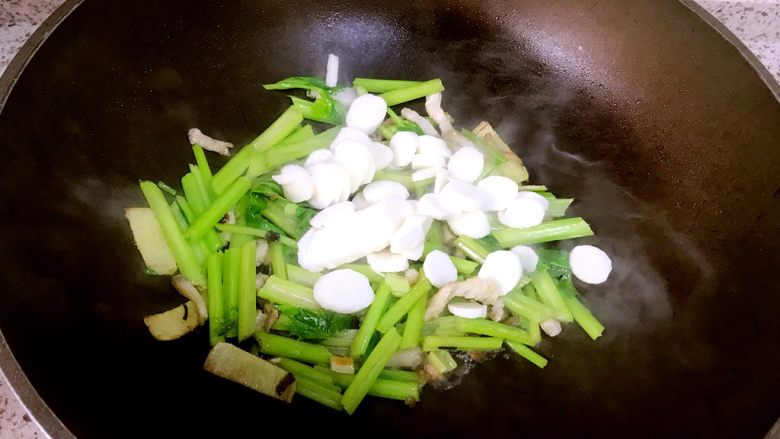 山药芹菜炒腰果,加入山药一起翻炒,大火约炒2分钟左右即可,调入少许盐