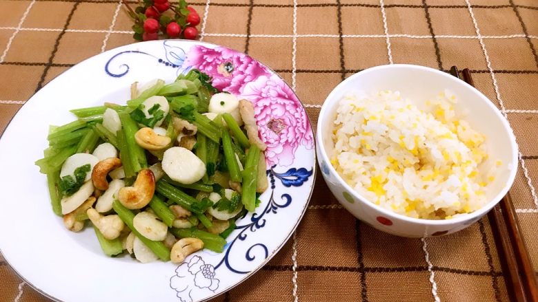 山药芹菜炒腰果,再搭配一碗米饭,午饭棒棒哒😋