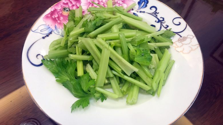 山药芹菜炒腰果,<a style='color:red;display:inline-block;' href='/shicai/ 125'>芹菜</a>洗净切段