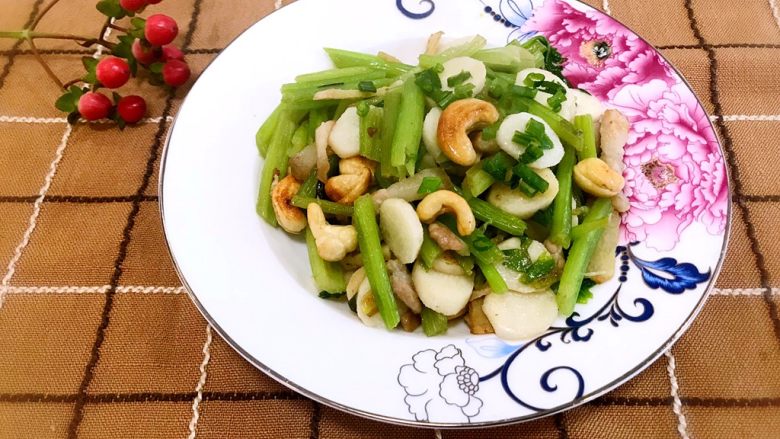 山药芹菜炒腰果,一道美味的小炒菜装盘上桌啦,香脆可口