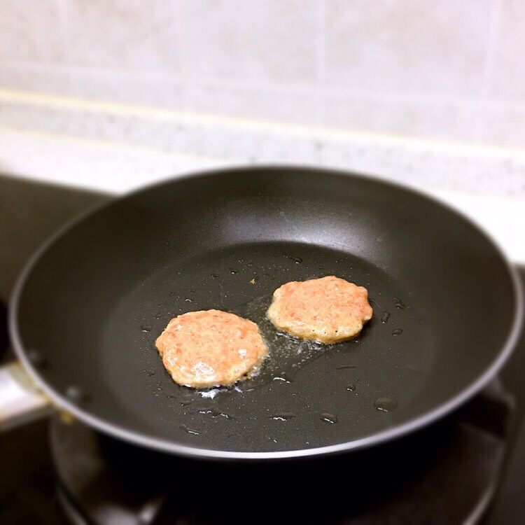 迷你汉堡🍔,平底锅加入适量黑芝麻牛油果油将牛肉泥做成小饼形状煎熟
