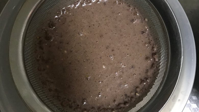 网红食谱│可可毛巾卷,搅拌好的面糊,过筛三遍