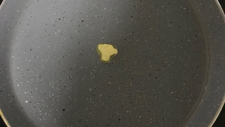 网红食谱│可可毛巾卷,平底锅放少许黄油,