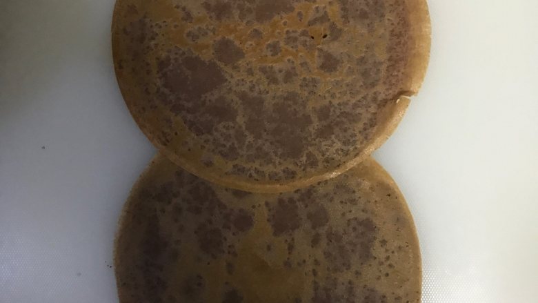 网红食谱│可可毛巾卷,将饼皮底面向上,边缘少量重叠,用几张都可以