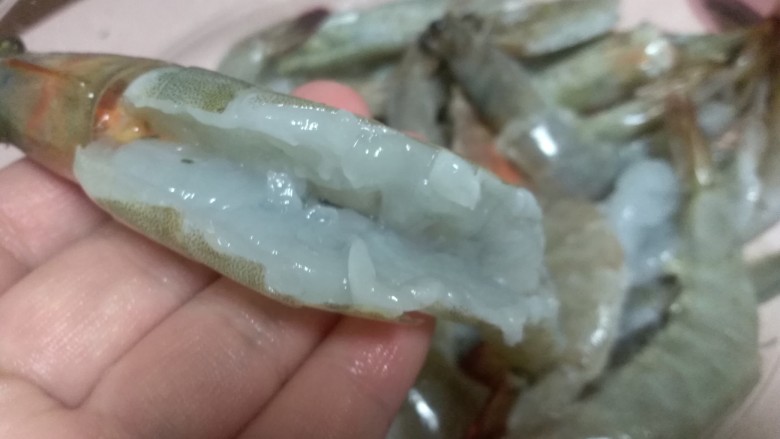 避风塘炒虾,全部虾处理完,虾开背到如图所示
