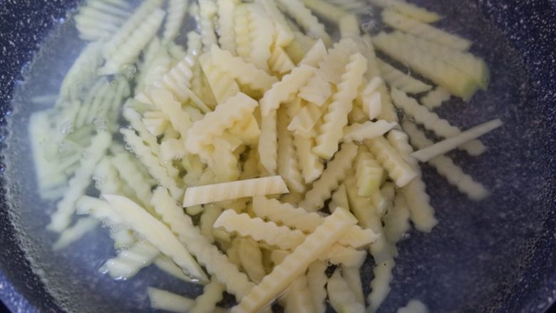 麻辣土豆条,烧一锅水,里面加一勺盐,一勺白醋