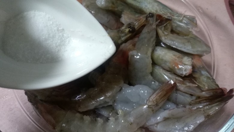 避风塘炒虾,加入一半盐,约2.5g盐