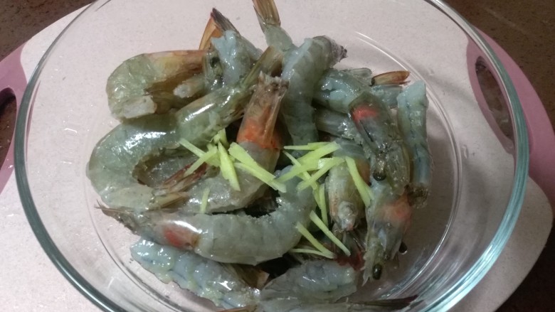 避风塘炒虾,一半姜切成丝,加入虾中抓匀,腌制15分钟以上