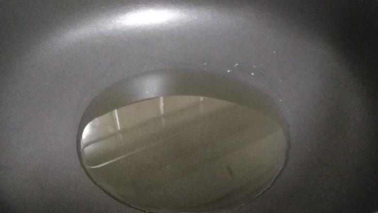 避风塘炒虾,热锅倒入凉油,油比平时炒菜的多一点点,加热到微微冒烟状态
