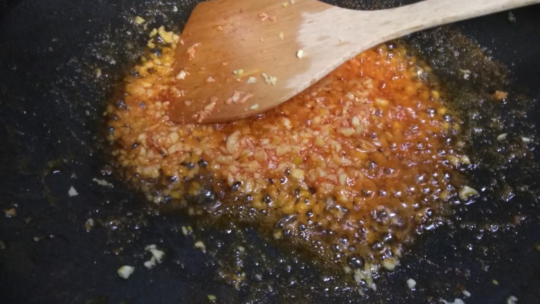 避风塘炒虾,虾捞出后留底油,放入蒜米