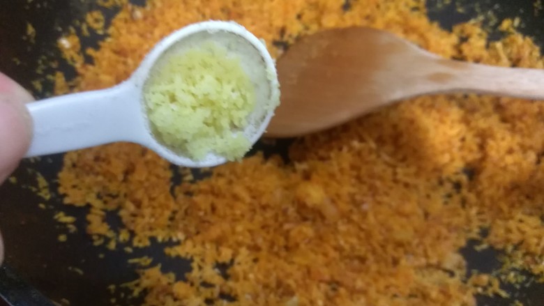 避风塘炒虾,翻炒几下后,放入少许鸡精粉