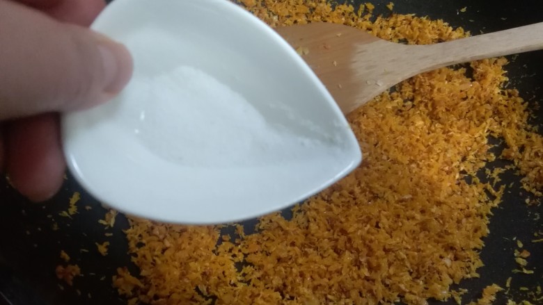 避风塘炒虾,放入剩下的盐,大约2.5g,翻拌均匀