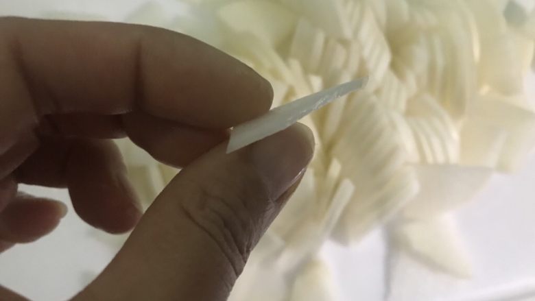 糖醋白萝卜,大概2~3毫米的样子即可