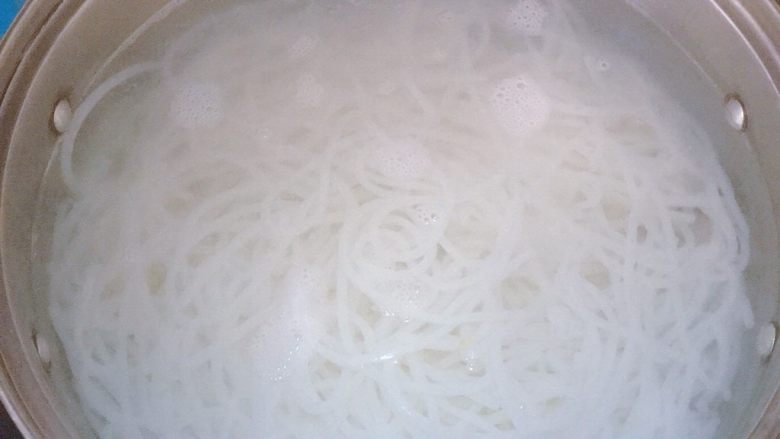 随便拌的肉燥桂林米粉,再把米粉倒入刚刚另外一个锅里,煮开即可