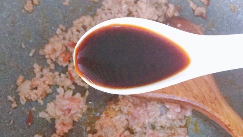 随便拌的肉燥桂林米粉,将腌制好的肉末倒入,加一茶匙<a style='color:red;display:inline-block;' href='/shicai/ 788'>生抽</a>