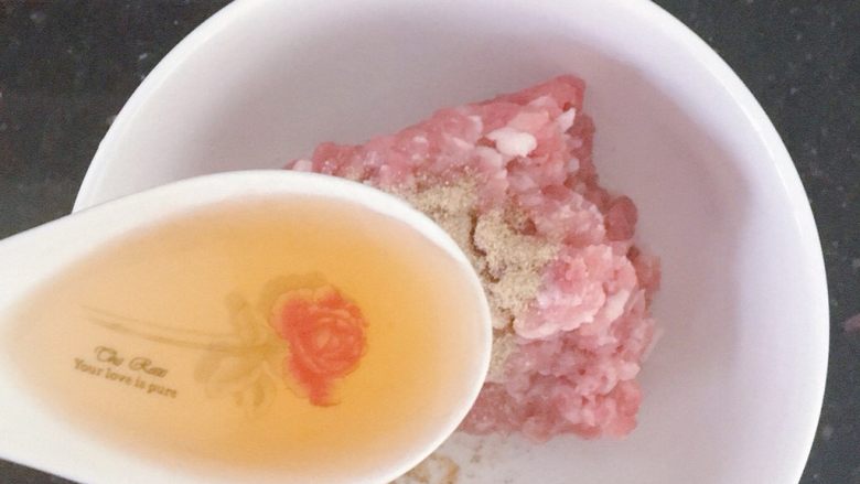 随便拌的肉燥桂林米粉,加一茶匙<a style='color:red;display:inline-block;' href='/shicai/ 718'>料酒</a>,腌制片刻