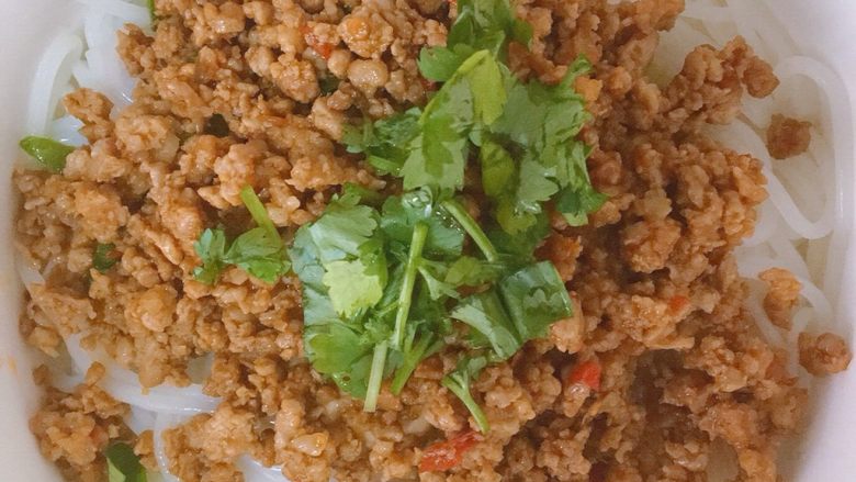 随便拌的肉燥桂林米粉,铺上肉燥,撒上香菜