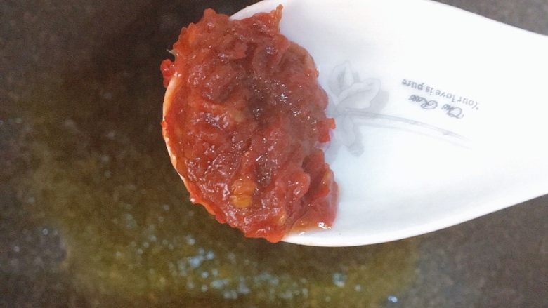 随便拌的肉燥桂林米粉,锅内倒入油,加半茶匙香辣豆瓣酱