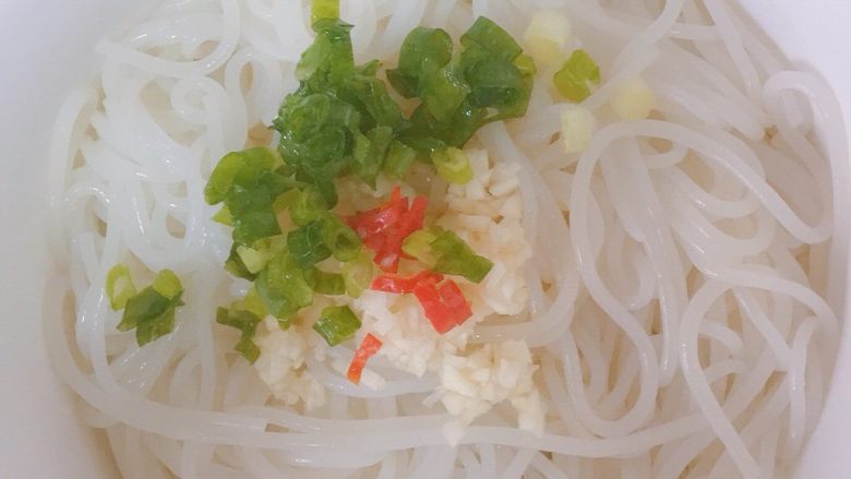 随便拌的肉燥桂林米粉,码上葱花,蒜末,辣椒碎