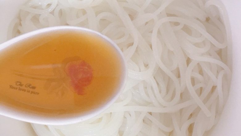 随便拌的肉燥桂林米粉,把米粉倒入碗中,加一茶匙<a style='color:red;display:inline-block;' href='/shicai/ 192795'>香麻油</a>