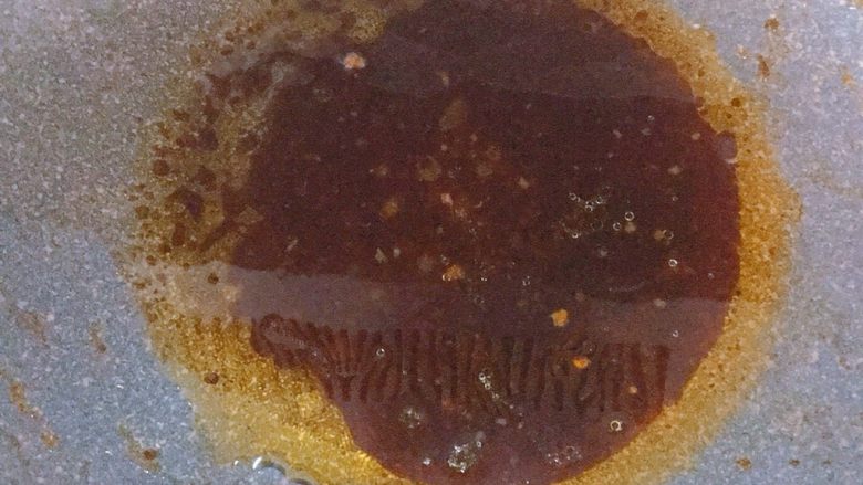 随便拌的肉燥桂林米粉,锅内再倒入少许油,加一茶匙生抽和一茶匙<a style='color:red;display:inline-block;' href='/shicai/ 721'>蚝油</a>,煮至冒泡,待用