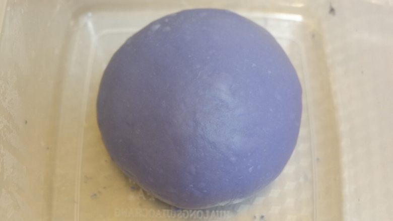 星空吐司(不用摔,不用搓,轻松出膜),将面团放入容器放温暖处发酵至2.5倍大,我是冬季放暖气旁发酵的,发了一个小时