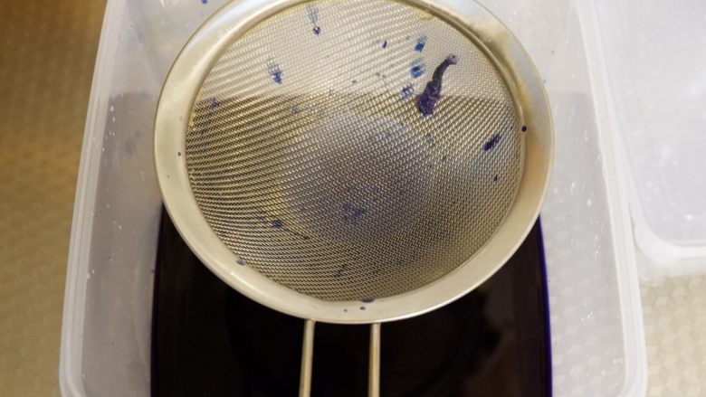星空吐司(不用摔,不用搓,轻松出膜), 将放凉的蝶豆花汁液过筛出180g,把花瓣也挤压一下。