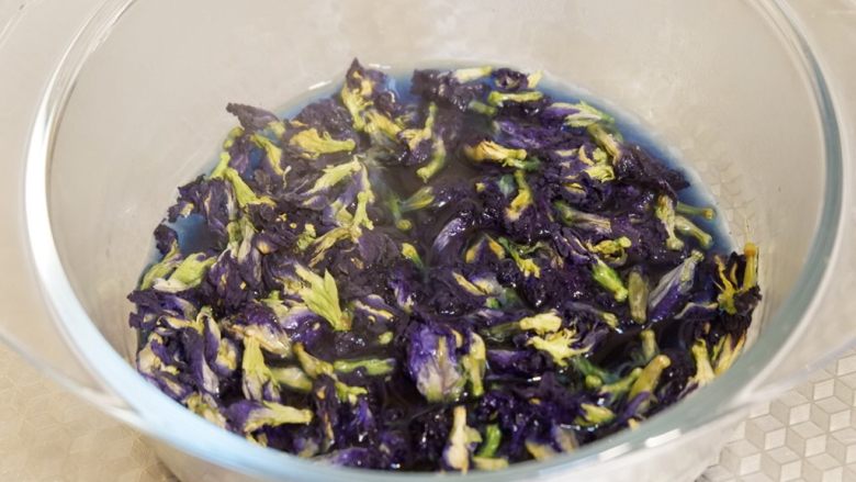 星空吐司(不用摔,不用搓,轻松出膜),干蝶豆花用开水冲泡,放凉至室温备用