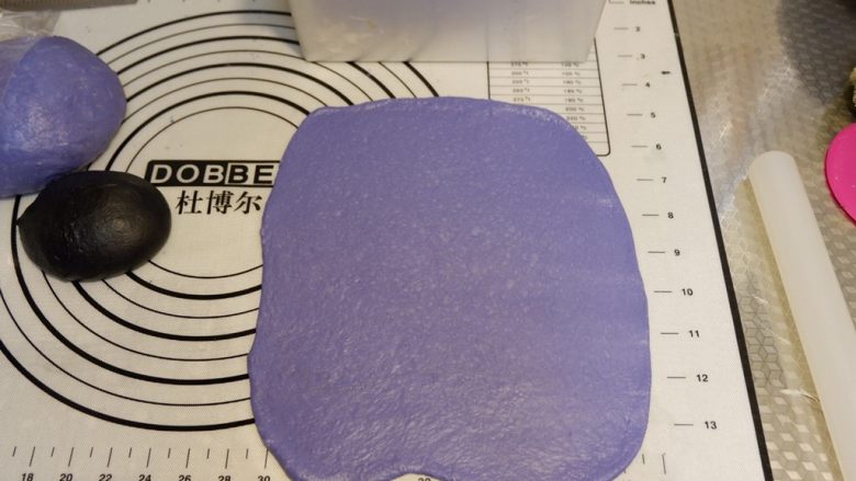 星空吐司(不用摔,不用搓,轻松出膜),先将小面团擀开,宽度比吐司盒底部窄一点即可