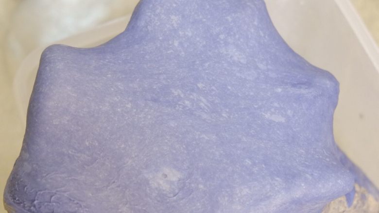 星空吐司(不用摔,不用搓,轻松出膜),第二天取出的面团,已经形成了厚膜,冬季室温回温半个小时后加入盐揉成光滑的面团,夏季直接加盐开始揉