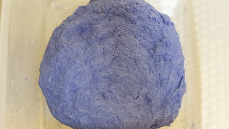 星空吐司(不用摔,不用搓,轻松出膜), 再用手揉至无干粉的面团即可,不用光滑,盖上盖子或者保鲜膜放入冰箱冷藏静置2个小时以上或者过夜,我是晚上混合好面团直接扔进冷藏,第二天起来做