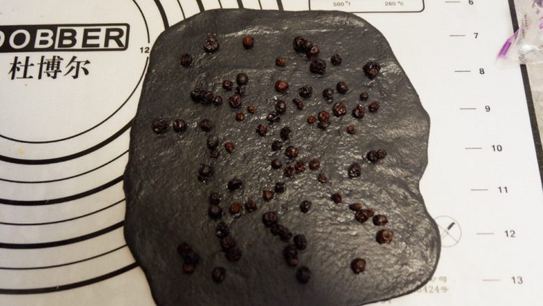 星空吐司(不用摔,不用搓,轻松出膜),在将黑色面团擀开,撒上少许蓝莓干,