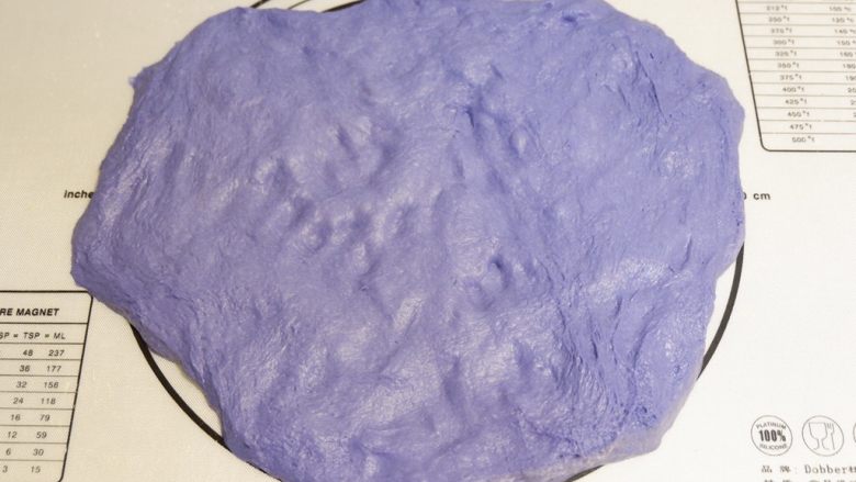 星空吐司(不用摔,不用搓,轻松出膜),取出按压排气