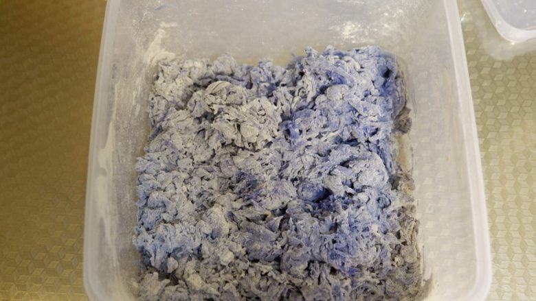 星空吐司(不用摔,不用搓,轻松出膜),用筷子搅拌成面絮