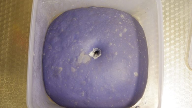星空吐司(不用摔,不用搓,轻松出膜),手指蘸干粉,戳进去,不塌陷不回缩或缓慢回缩